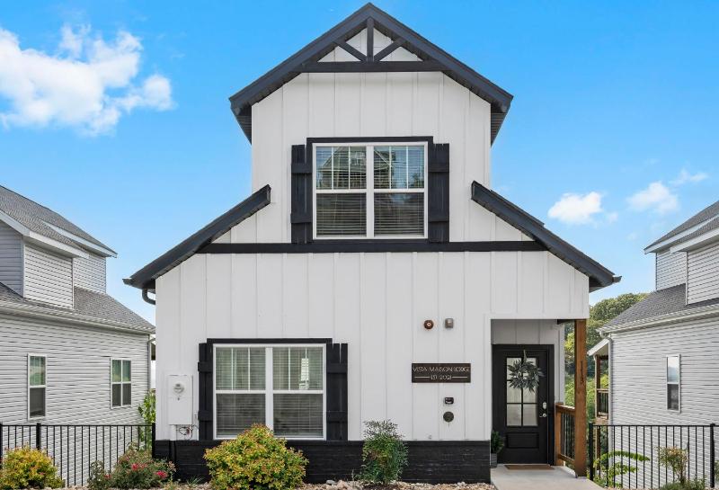 Breathtaking Lake Views-Dog Friendly-$400 of Free Tickets-High End Decor - image 8