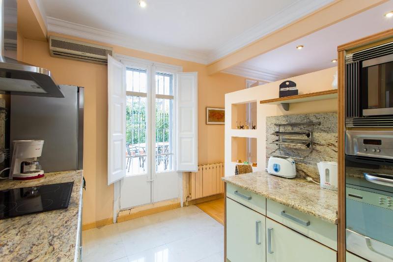 Charming Central Apartment Big Sunny Terrace! - image 12