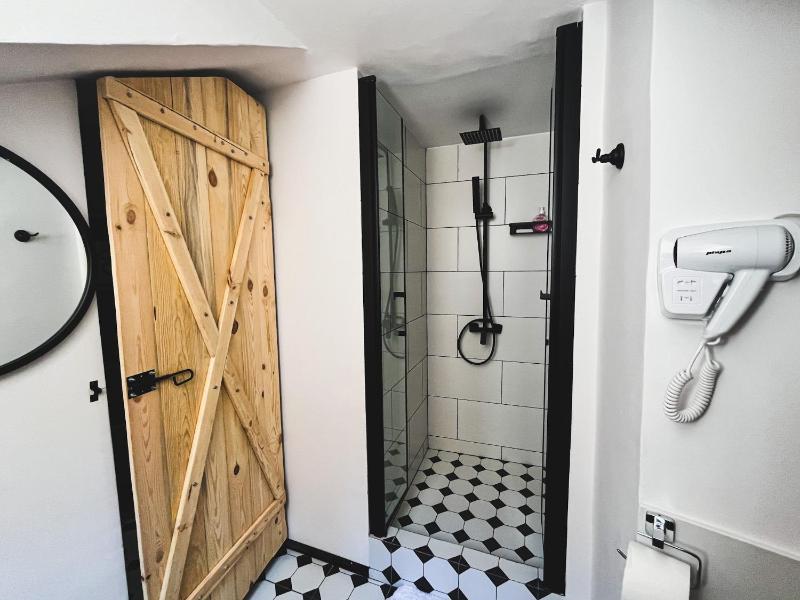 Quadruple Room with Bathroom image 4