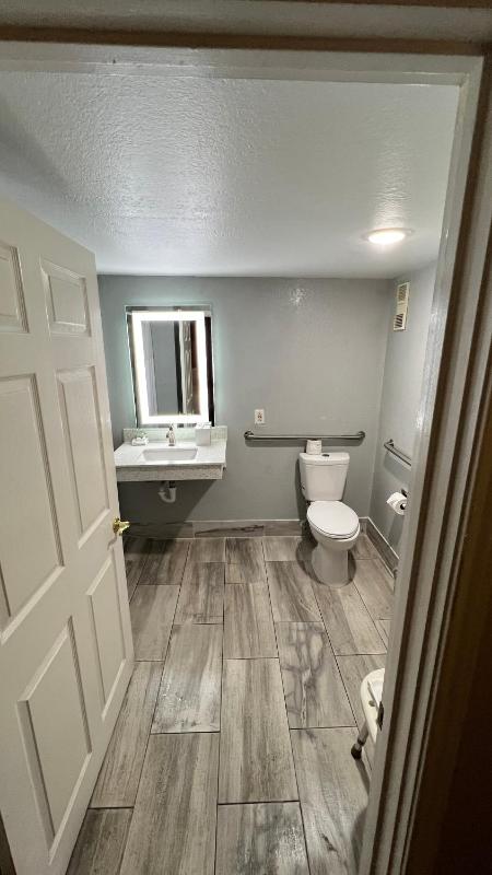 Queen Room with Two Queen Beds and Roll-In Shower - Mobility Accessible/Non-Smoking image 3