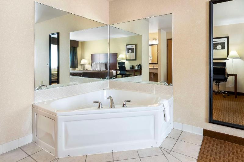 King Suite with Sofa Bed image 3