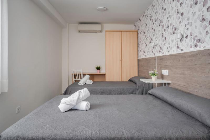 Family Room (2 Adults + 1 Child) image 3