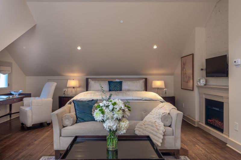Superior King Room image 3