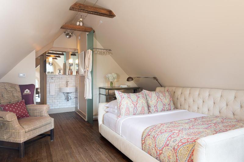 Queen Room with City View image 3