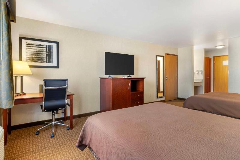 Queen Room with Two Queen Beds image 3
