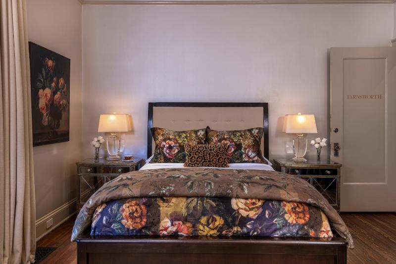 Deluxe Queen Room image 4