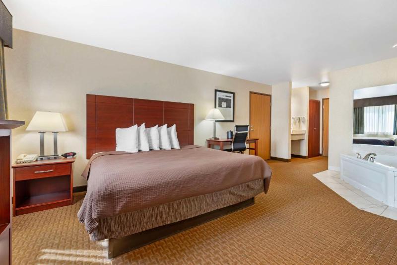 King Suite with Sofa Bed image 4