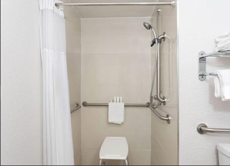 King Room with Mobility/Hearing Access and Roll-In Shower, Non-Smoking image 1