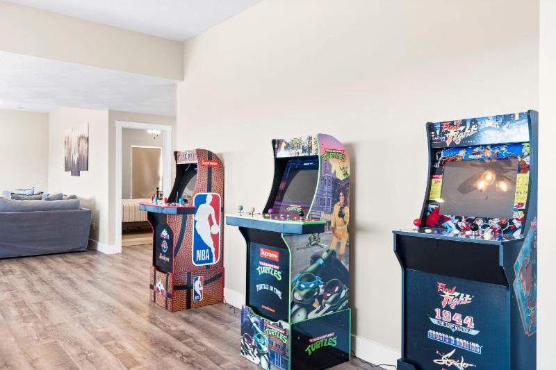 Huge Lakeview Getaway w/ Fun Arcades Ping Pong Free Silver Dollar City Tickets Community Amenities! - image 37