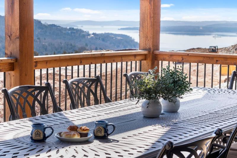 Huge Lakeview Getaway w/ Fun Arcades Ping Pong Free Silver Dollar City Tickets Community Amenities! - image 22