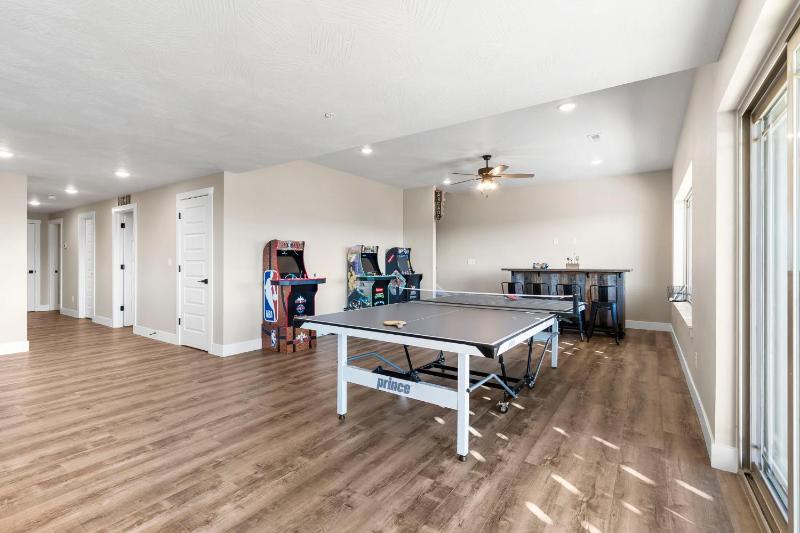 Huge Lakeview Getaway w/ Fun Arcades Ping Pong Free Silver Dollar City Tickets Community Amenities! - image 2