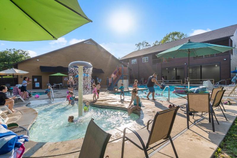 Huge Lakeview Getaway w/ Fun Arcades Ping Pong Free Silver Dollar City Tickets Community Amenities! - image 19