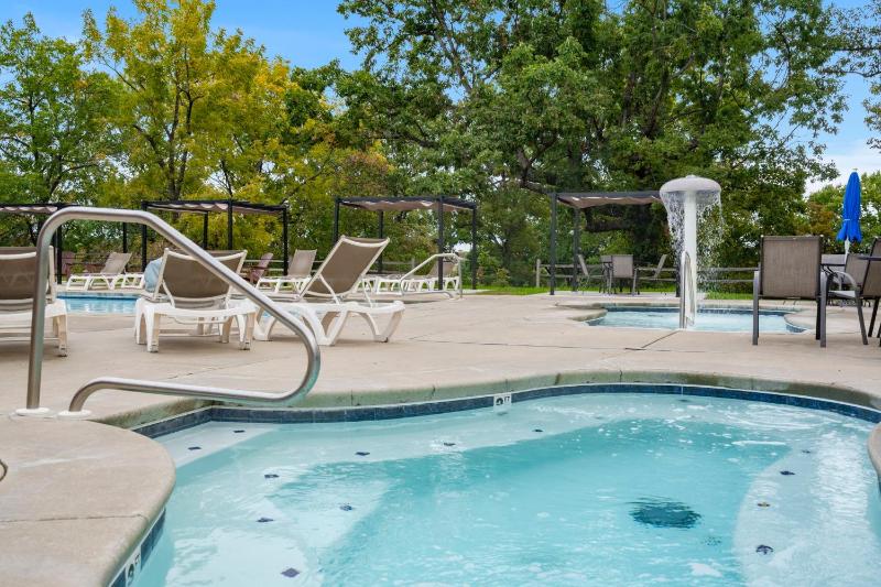 Huge Lakeview Getaway w/ Fun Arcades Ping Pong Free Silver Dollar City Tickets Community Amenities! - image 3