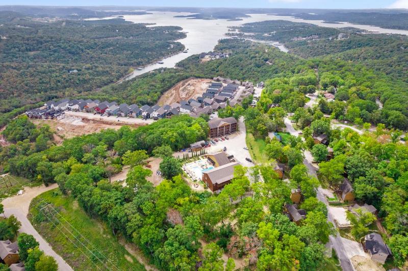 Huge Lakeview Getaway w/ Fun Arcades Ping Pong Free Silver Dollar City Tickets Community Amenities! - image 48