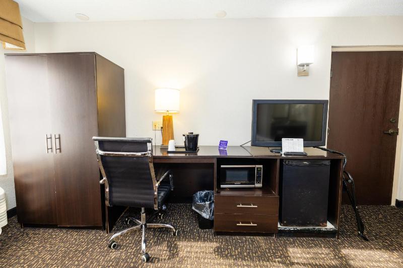 Double Room - Non-Smoking  image 4