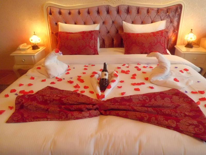 Standard Double Room with Romance Package image 4