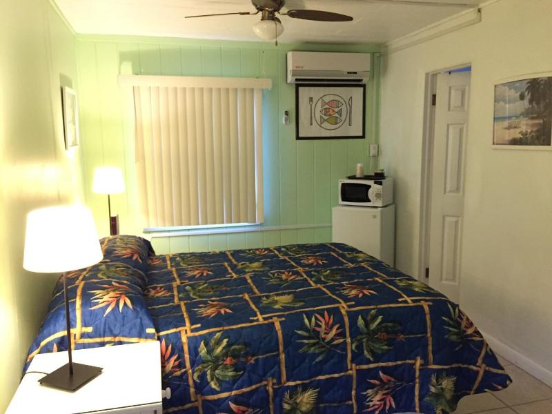Queen Room with Garden View image 4