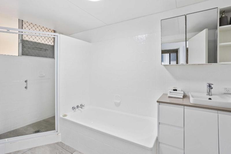 Iconic Burleigh Beachfront 2 Bedroom Apartment - image 9