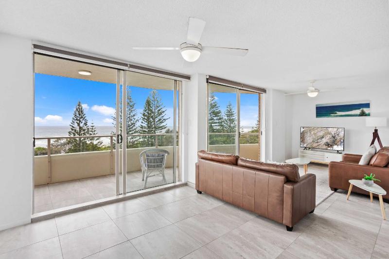 Iconic Burleigh Beachfront 2 Bedroom Apartment - image 3