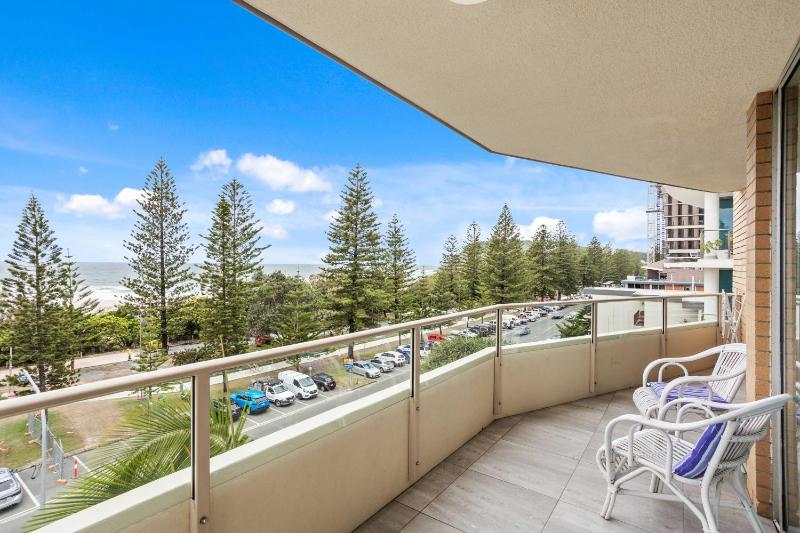Iconic Burleigh Beachfront 2 Bedroom Apartment - image 7