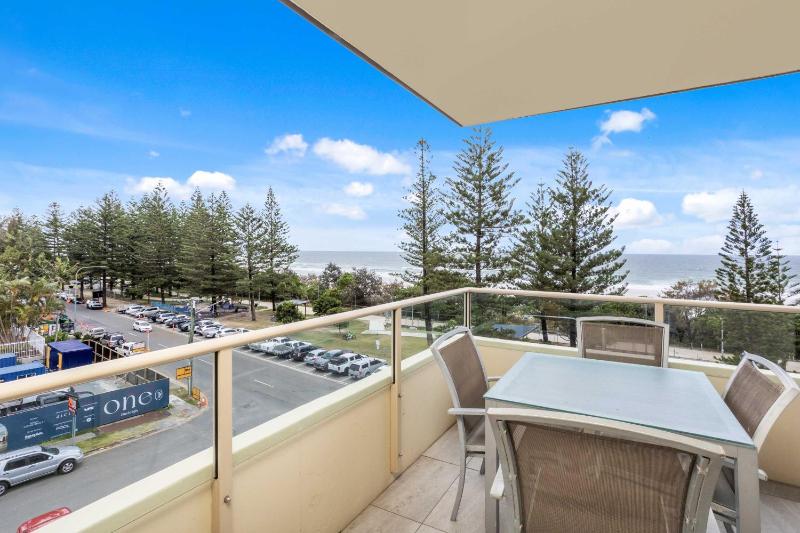 Iconic Burleigh Beachfront 2 Bedroom Apartment - image 6