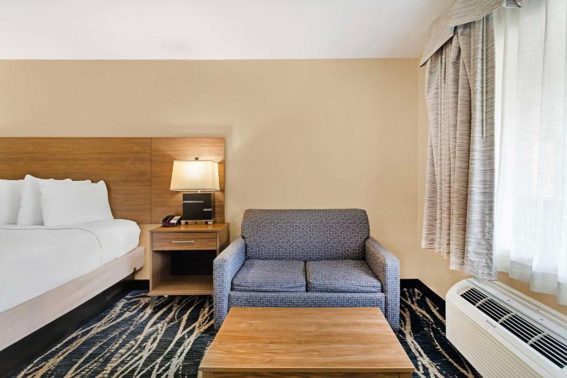 King Room with Sofabed - Non-Smoking image 3