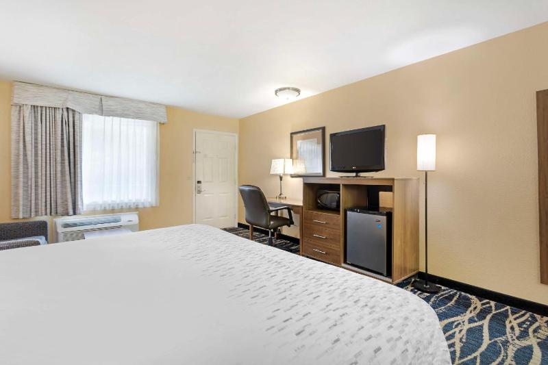 King Room with Sofabed - Non-Smoking image 4