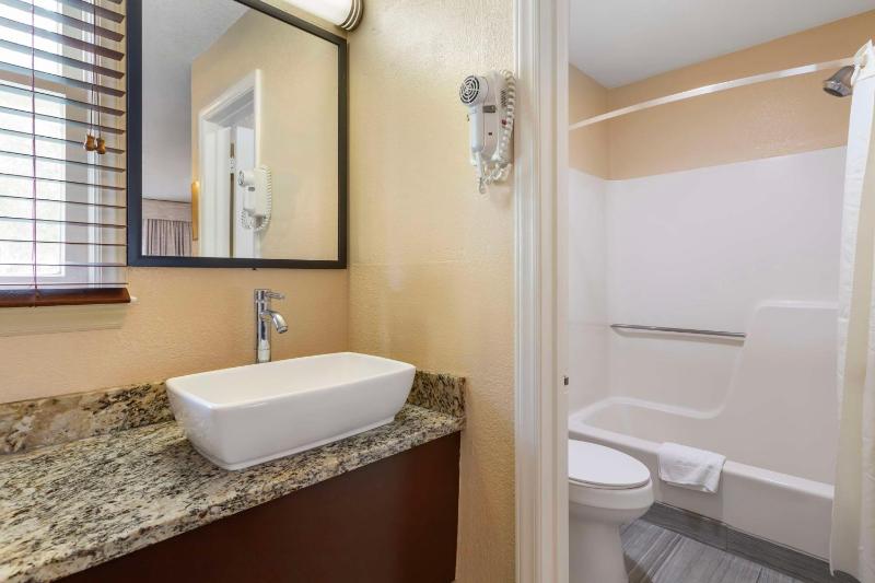 Queen Room with Two Queen Beds and Mountain View image 2