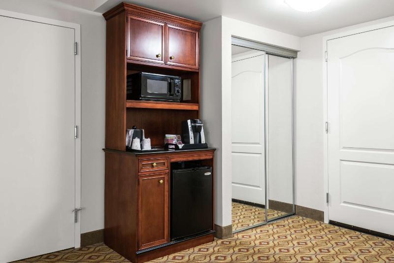 Queen Room with Two Queen Beds image 2