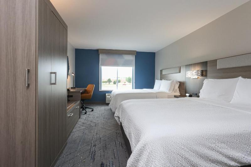 Standard Queen Room with Two Queen Beds image 4