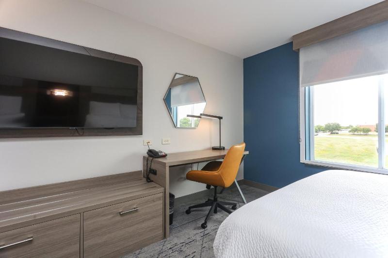Standard King Room with Extra Space image 4