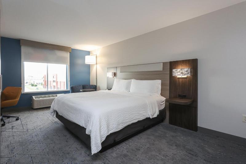 Standard King Room with Extra Space image 3