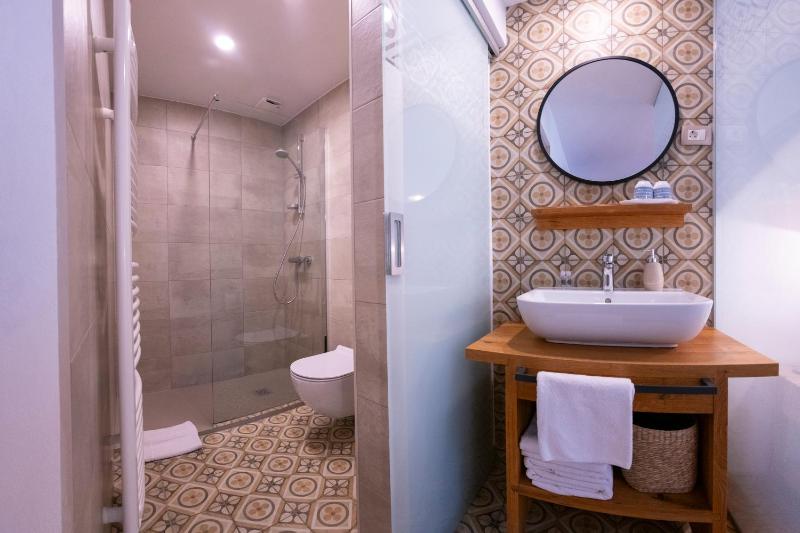 Double Room with Balcony image 4
