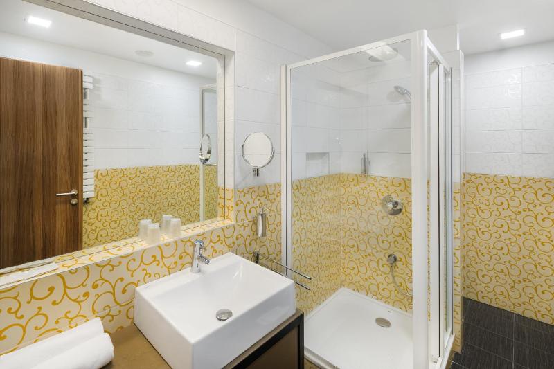 Deluxe Double Room image 2