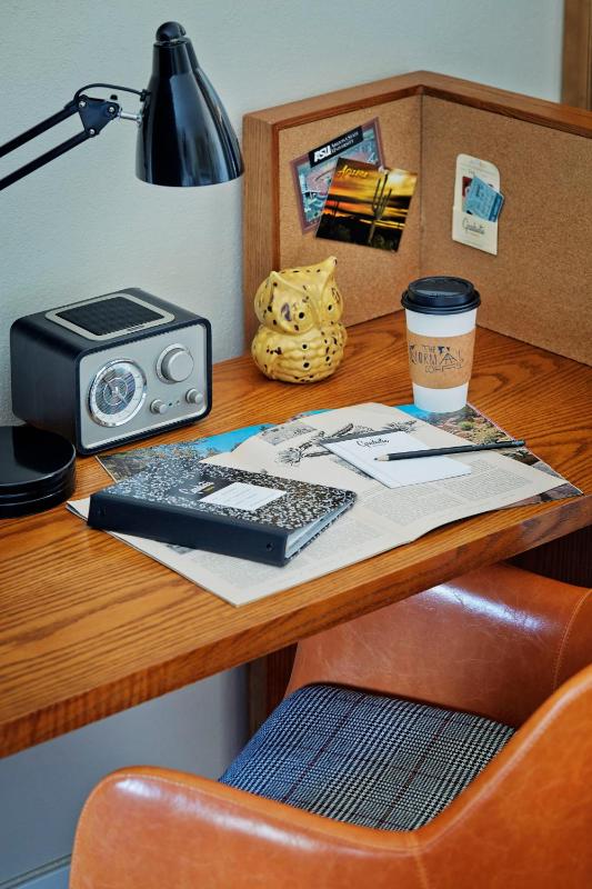 Graduate King Room image 3