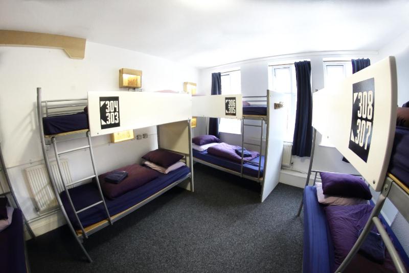 Bed in 8-Bed Mixed Dormitory Room image 3