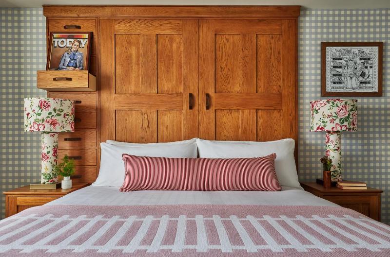 Graduate King Suite with Terrace image 3