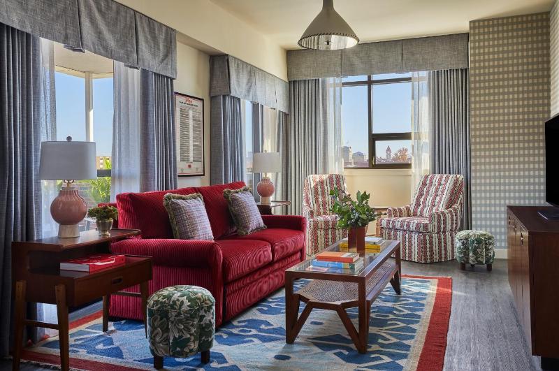 Graduate King Suite with Terrace image 3