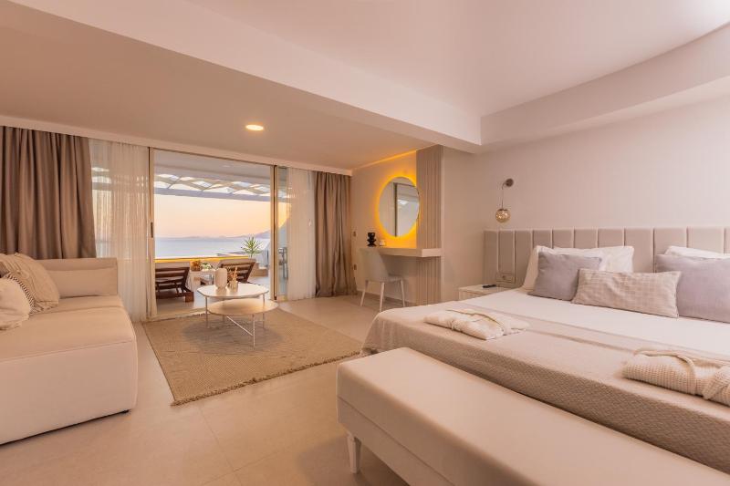Junior Suite with Private Pool image 2
