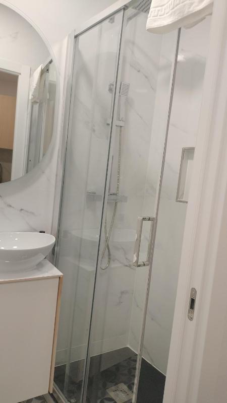 Queen Studio image 3