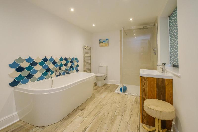 Sandown - image 41