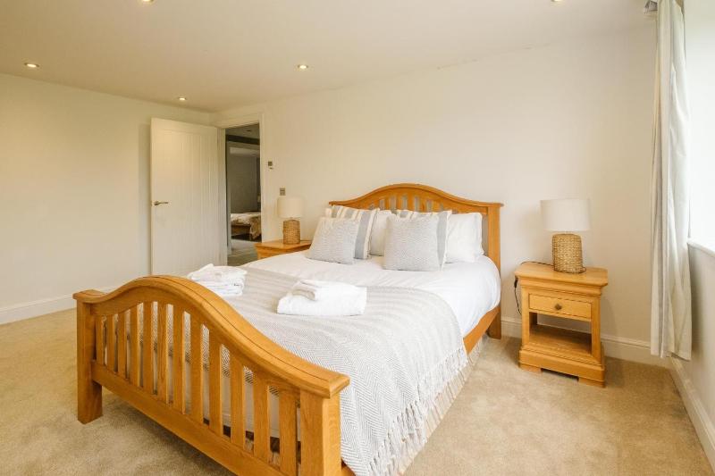 Sandown - image 10
