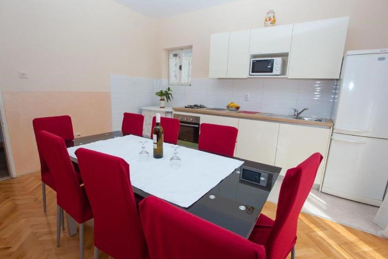 Apartments Nuic - image 2