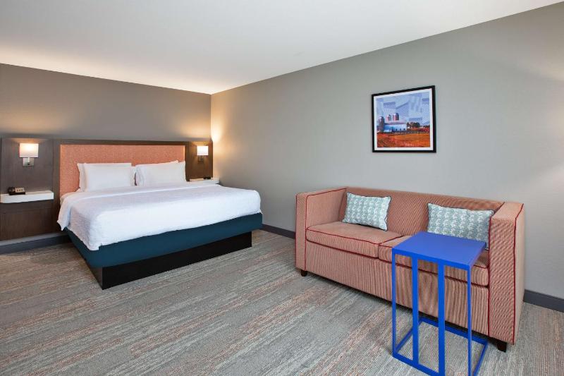 King Room with Sofa Bed - Non-Smoking image 3