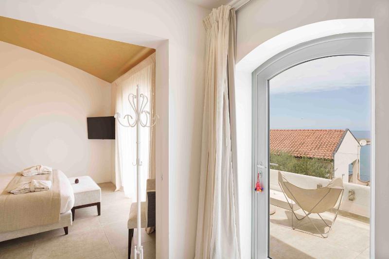 Suite (2 Adults + 2 Children) image 1