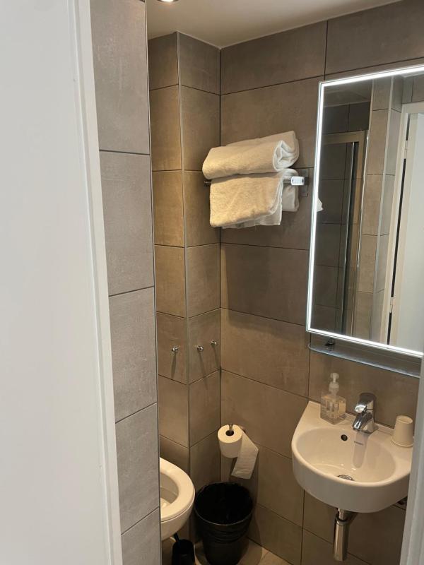 Standard Double Room image 4