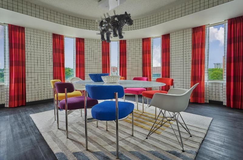 Graduate King Suite image 3