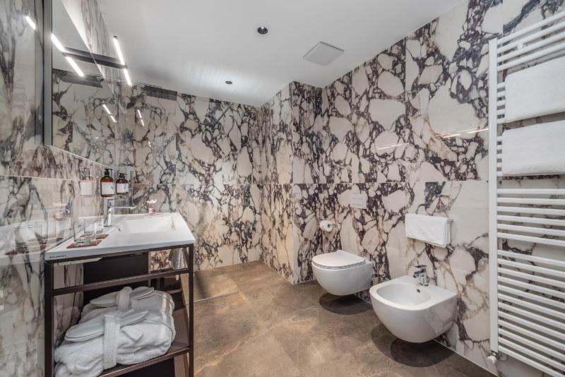 Superior Double or Twin Room with Pool View image 2