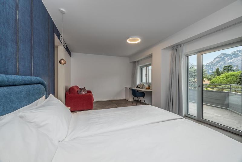 Superior Double or Twin Room with Pool View image 3