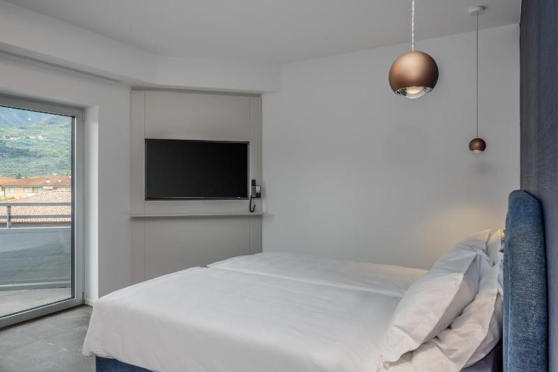 Superior Double or Twin Room with Pool View image 4